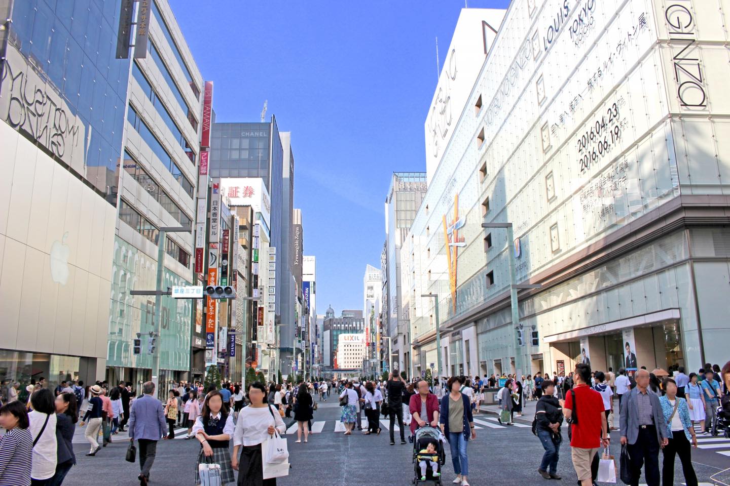 休日の装いと平日の装いにはそれなりに差がありますよね