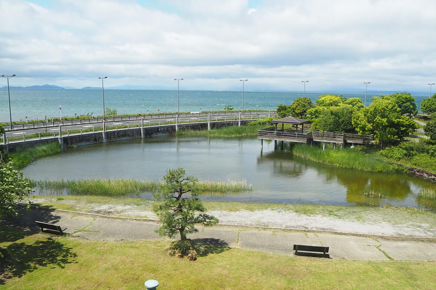 窓の外に広がる琵琶湖の光景