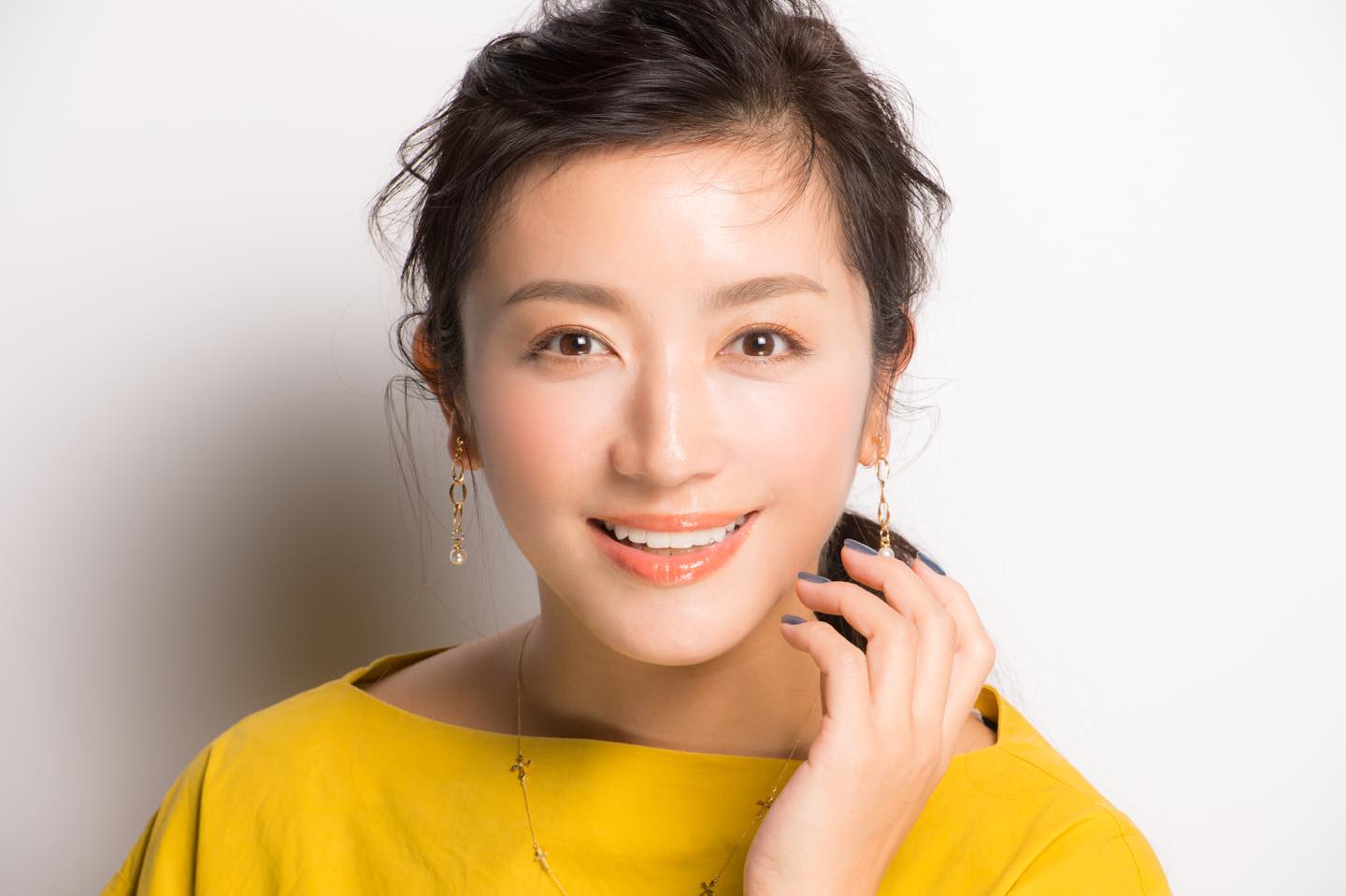 ハッと目を惹く華やかさと気品をあわせもつ、大人の目力を宿したアイメイクが完成!