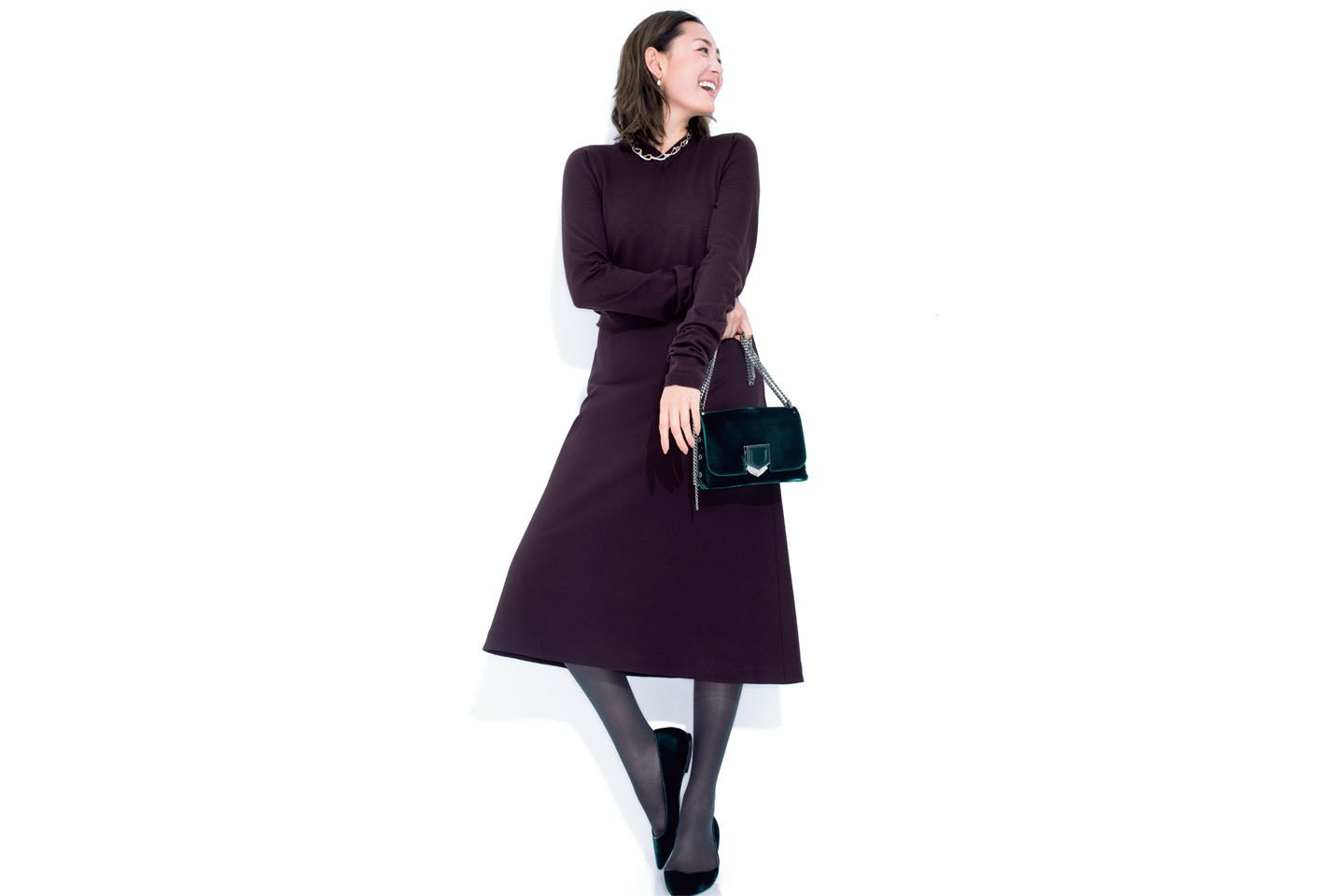 バッグ¥192,000(JIMMY CHOO)、ニット¥29,000・スカート¥33,000(アノア〈リビアナ・コンティ〉)、ピアス¥22,000・ネックレス¥113,000(ジョージ ジェンセン ジャパン)