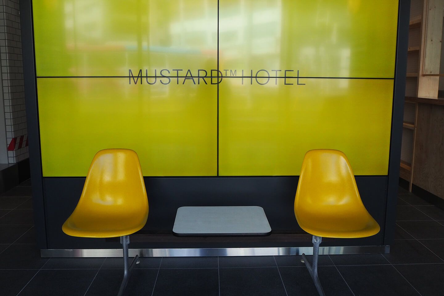 MUSTERD HOTELの入口