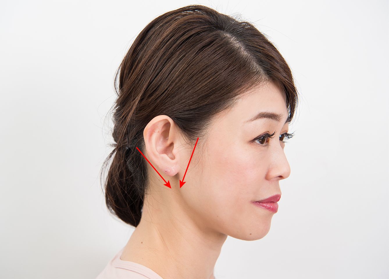 強くこするのではなく、優しくなでるように行うので十分。ここを刺激すると疲労解消、免疫力がアップにもつながります。息は止めないこと。深呼吸しながら行うとよりリラックスで、効果もアップします。