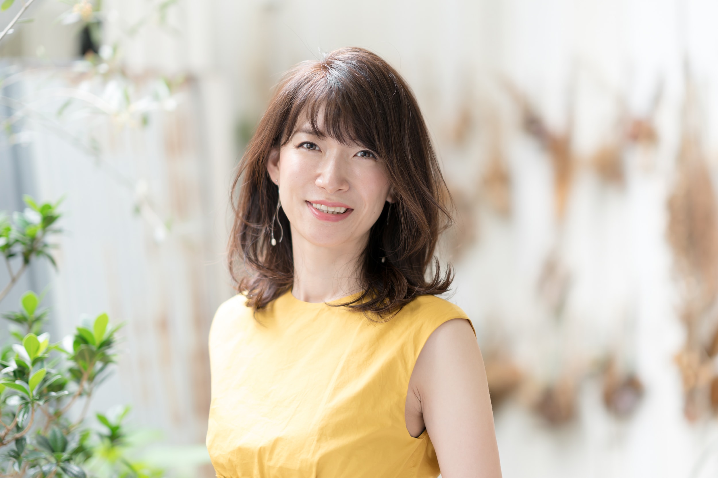 ■ふんわり優雅な「高めトップ」と顔周りの「毛流れ」で明るい表情のミディアム
