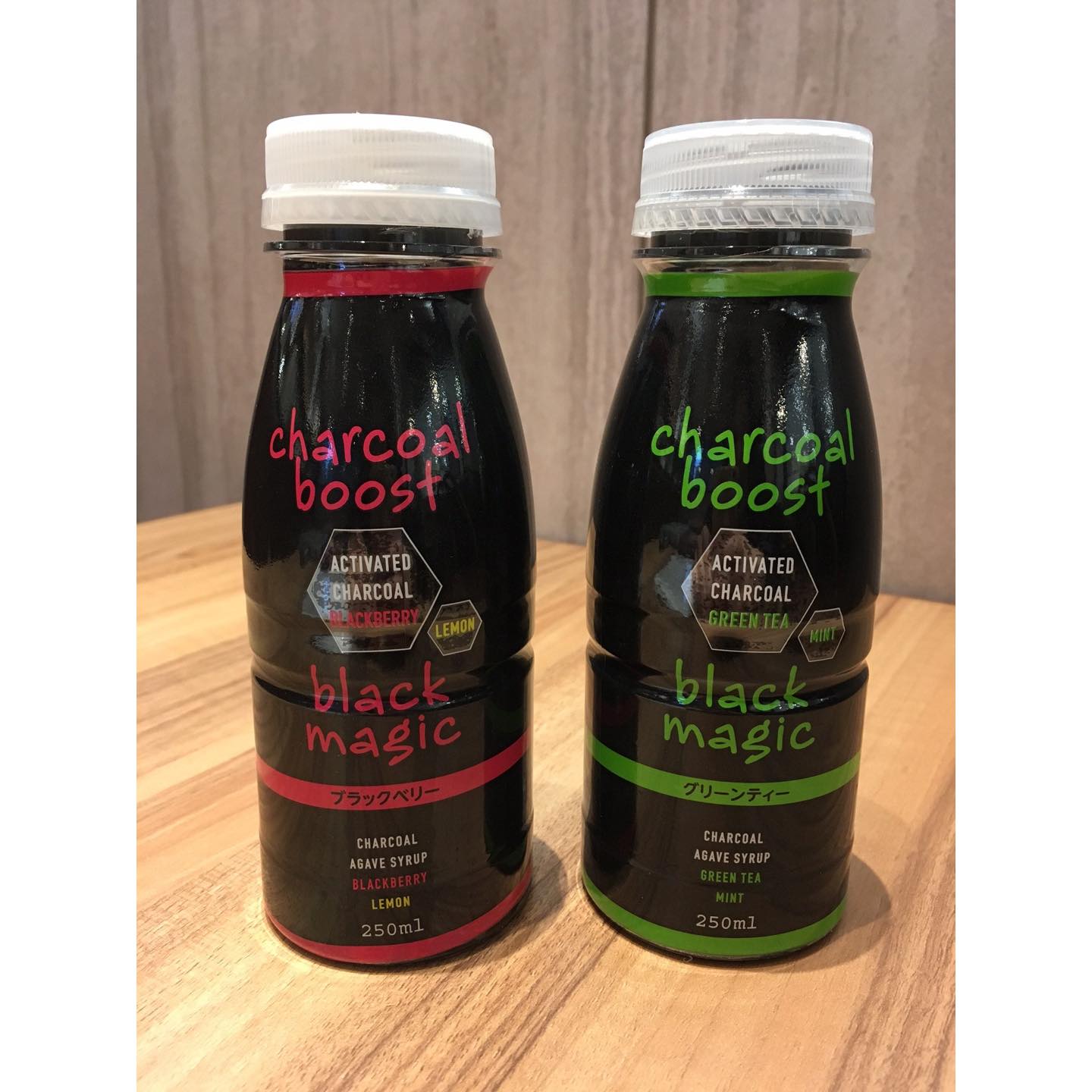 左から/アールビー・フーズ チャコール ブースト ブラックベリー 250ml ¥259、アールビー・フーズ チャコール ブースト グリーンティー 250ml ¥259(ともに税抜)