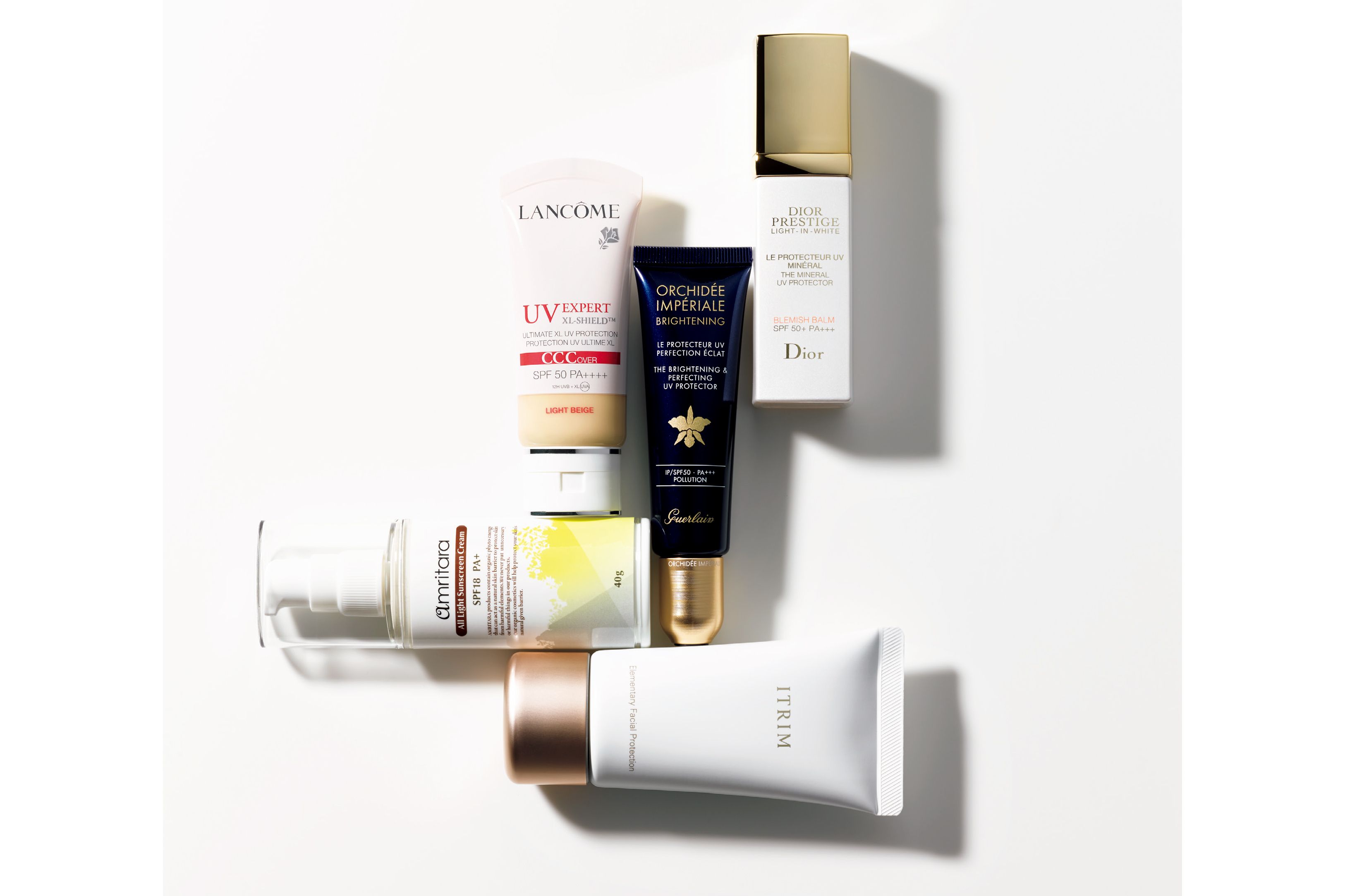 右上/■1:パルファン・クリスチャン・ディオール プレステージ ホワイト ル プロテクター UVミネラル SPF50+/PA+++ 30ml ¥12,500、中右/■2:ゲラン オーキデ アンペリアル ザ プロテクター SPF50/PA+++ 30ml ¥19,200、右下/■3:ITRIM エレメンタリー フェイシャルプロテクション SPF45/PA++++ 80g ¥12,000、左上/■4:ランコム UV エクスペール XL CCC SPF50/PA++++ 全3色 30ml ¥5,800、左下/■5:アムリターラ オールライト サンスクリーン クリーム SPF18/PA+ 40g ¥3,800