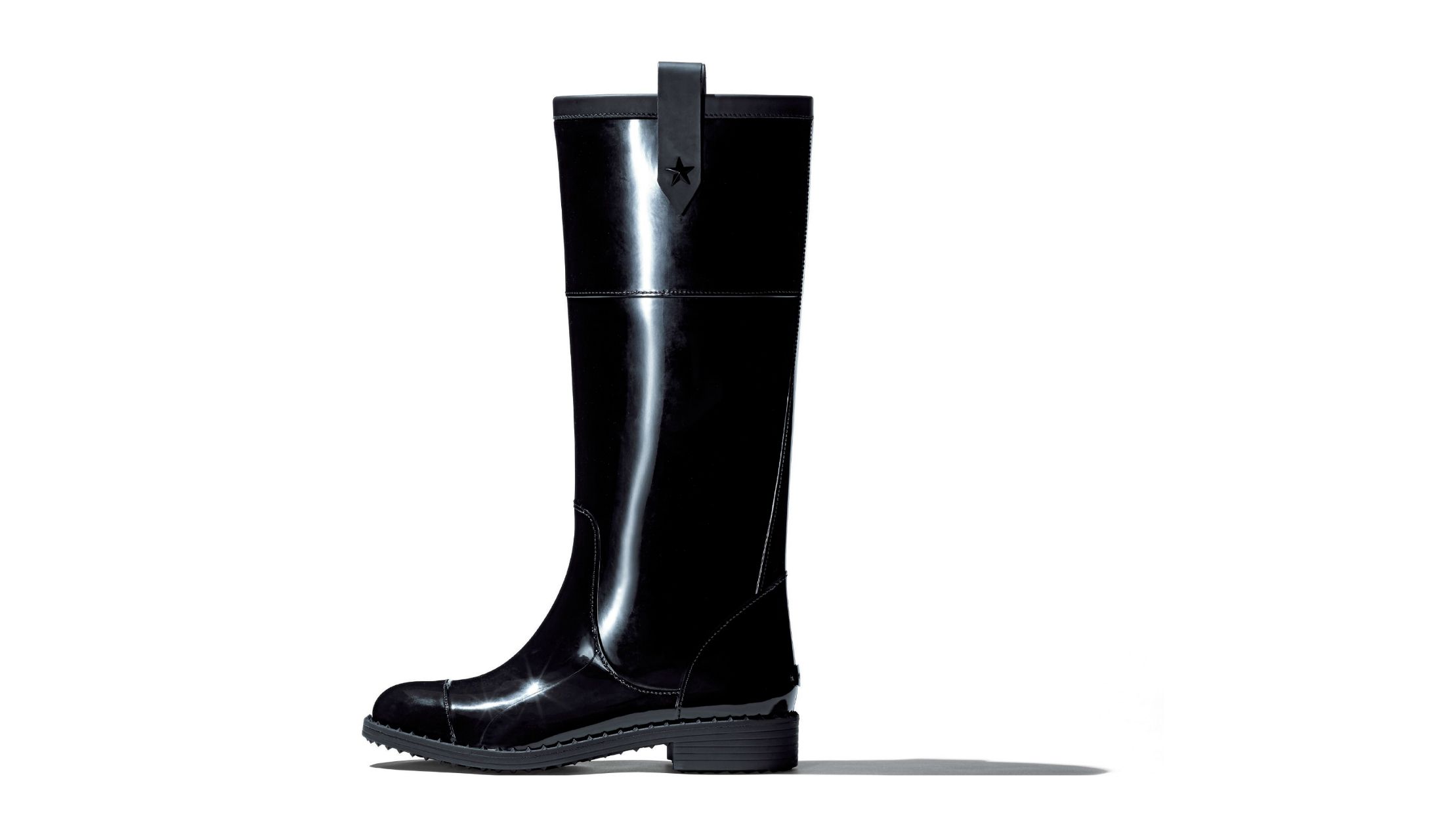●名品データ:どんな着こなしににも馴染む深い黒。ブーツ¥45,000(JIMMY CHOO)