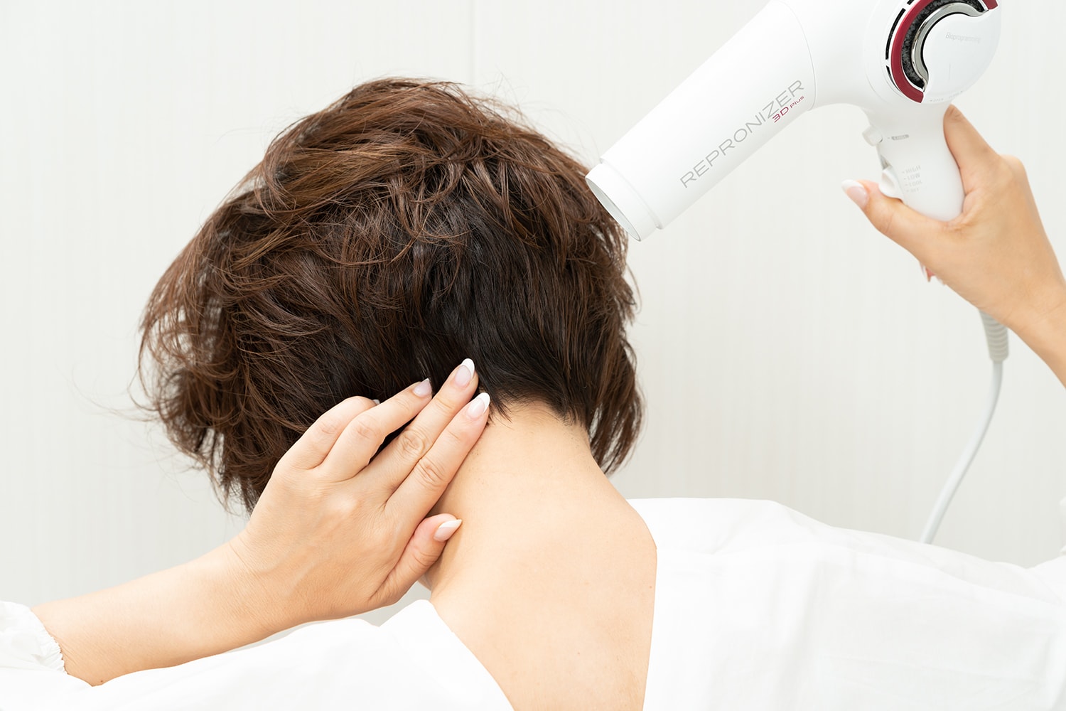 襟足は首に沿わせるように収める。