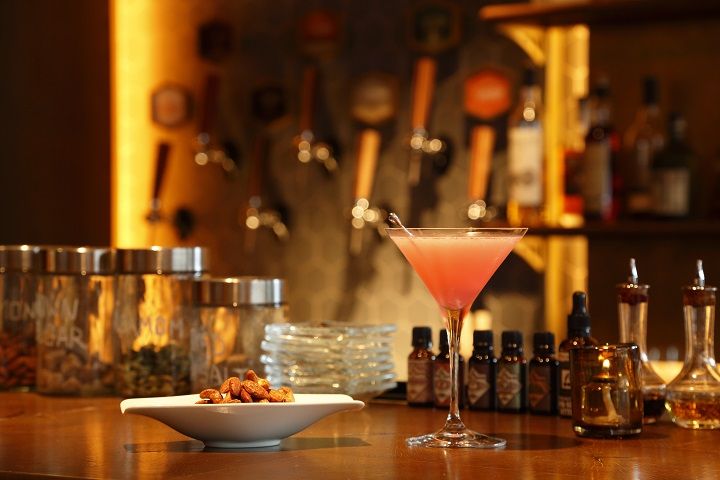 Seasonal fresh fruit martini 〔季節のフルーツ マティーニ〕1,700円(税込)