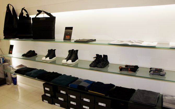 秋田県湯沢市のFEMME et MODE、店舗中2階シューズコーナー