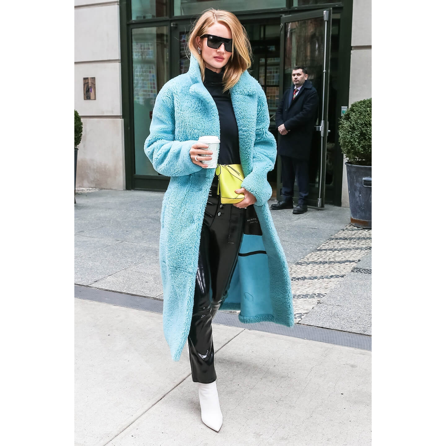 アイシーブルーのコートを着こなすRosie Whiteley-Huntington(ロージー・ハンティントン=ホワイトリー)氏
