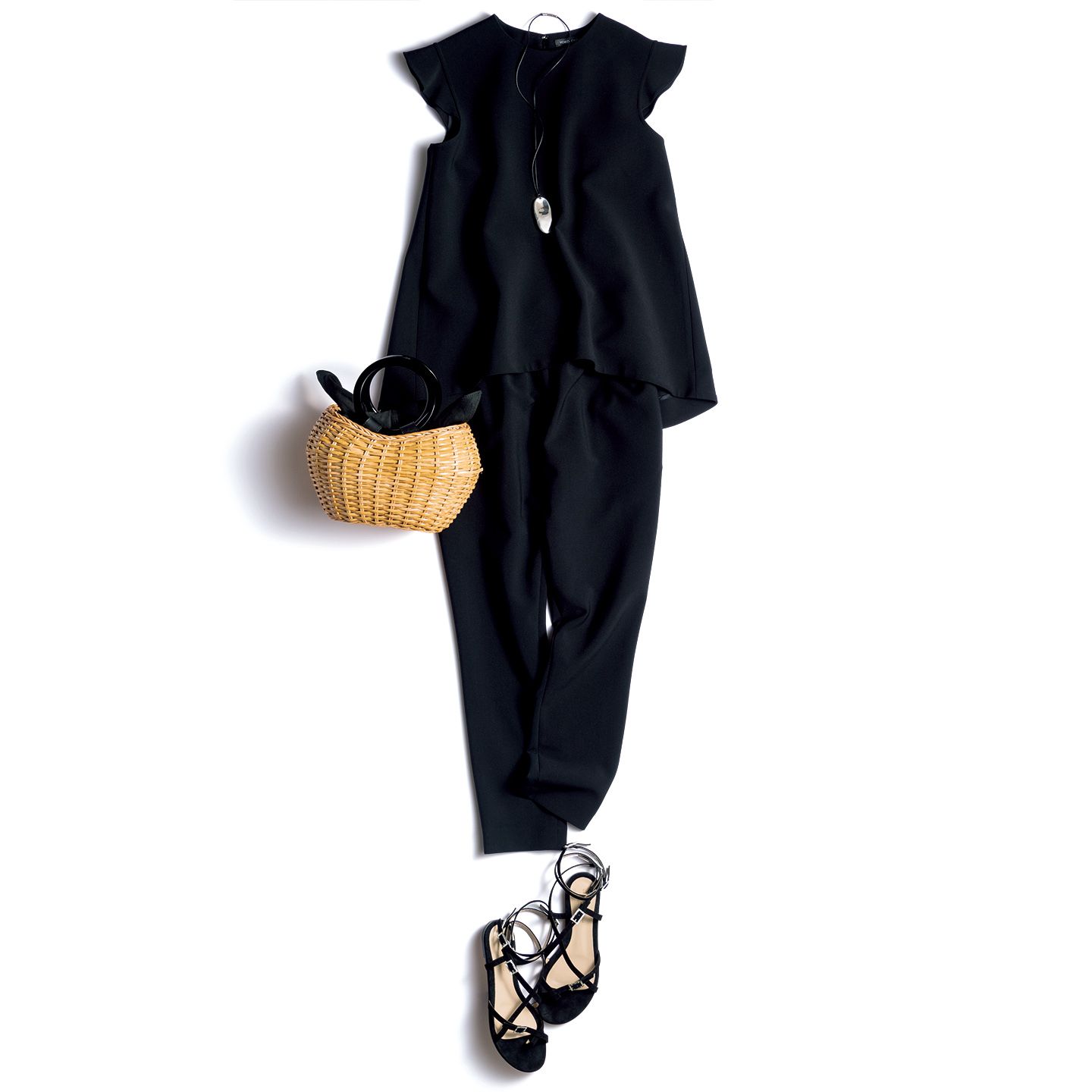YOKO CHANのトップス¥35,000・YOKO CHAN essenceのパンツ¥37,000(YOKO CHAN)、ネックレス¥184,000(ストラスブルゴ〈ソフィー ブハイ〉)、バッグ¥17,000(ピーチ〈ヴィオラドーロ〉)、靴¥156,000(ジャンヴィト ロッシ ジャパン)