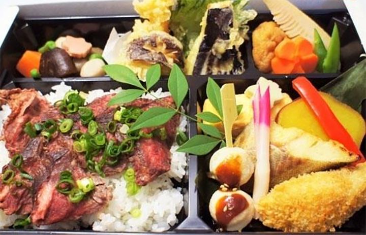 「名古屋めし宅配弁当 葵庵」の人気ナンバー1、「牛幕ノ内弁当」¥1,389(500mlお茶ペットボトル付)