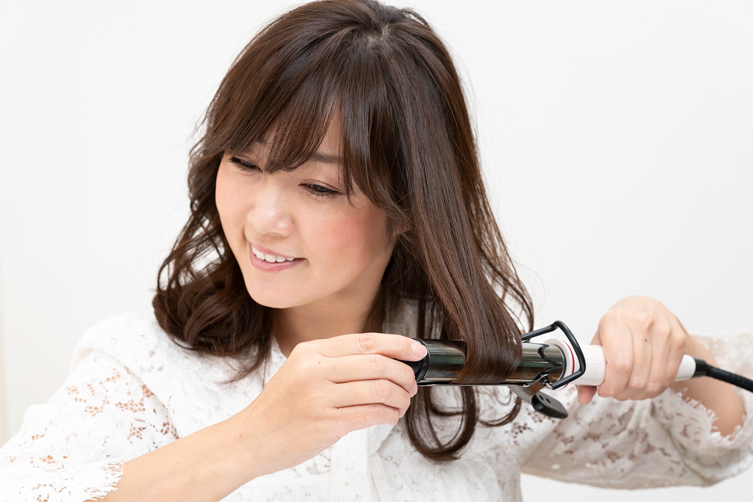 肩にかかる毛先はすべて内巻きにする。