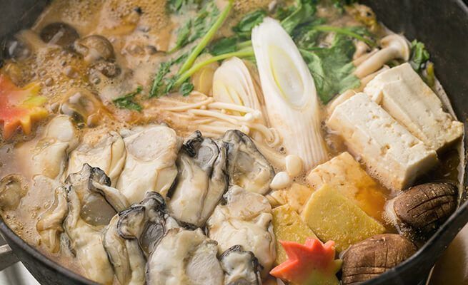 甘めの味噌であっさりとした味わいが魅力の『カキの土手鍋』。広島県産の「大黒神」に加え、青森県産のネギや茨城県産の白菜、長野県産のしめじなど。自家製木綿豆腐は弾力があり、濃厚な味わいです(写真は二人前)