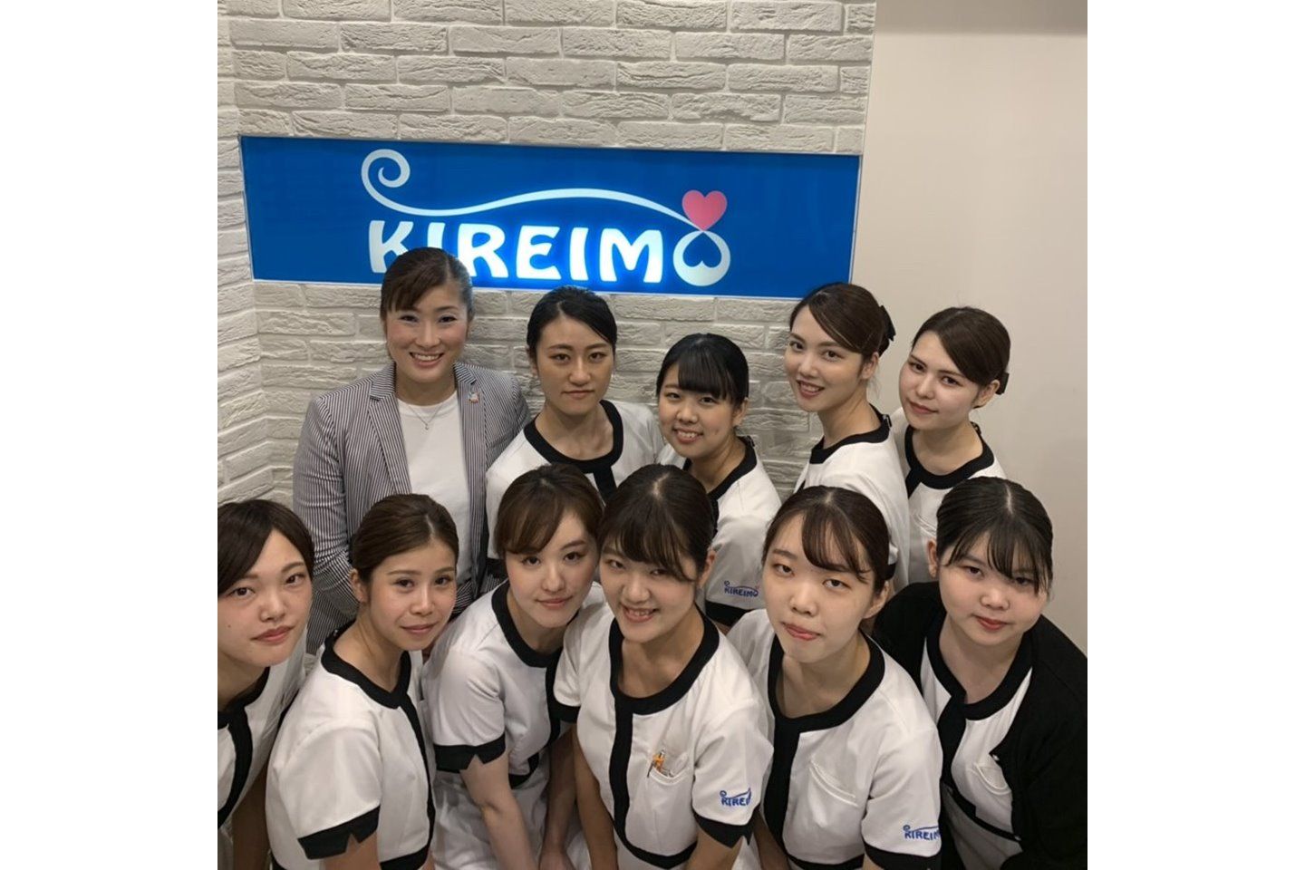 現場へ行って直接スタッフからヒアリングをすることもしばしば(上段一番左が佐伯さん)