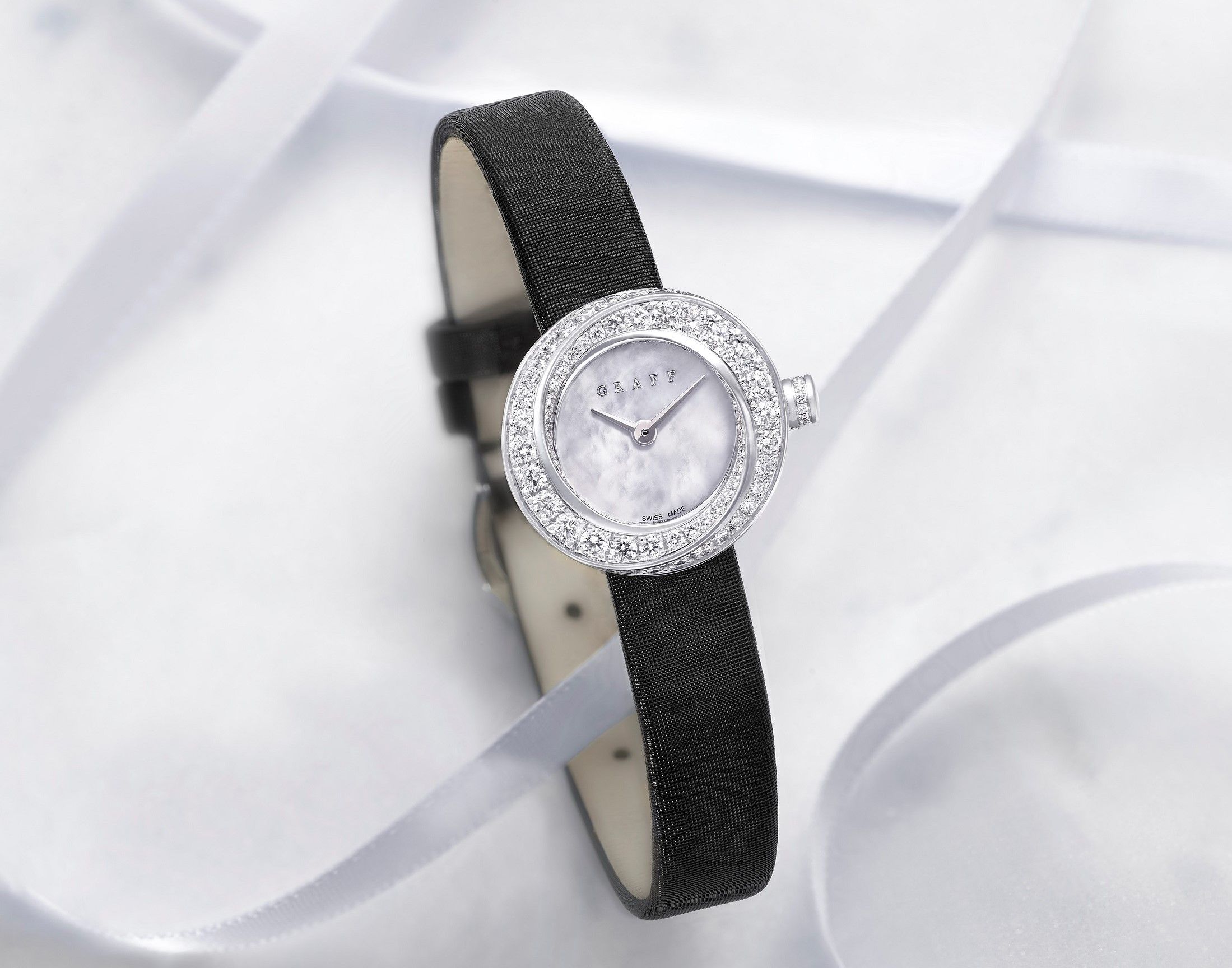 ホワイトゴールド × ホワイトマザーオブパールダイヤル ¥1,500,000(税込)ケース:WG ケース径:19mm ストラップ:サテン(ブラック) ムーブメント:クオーツ
