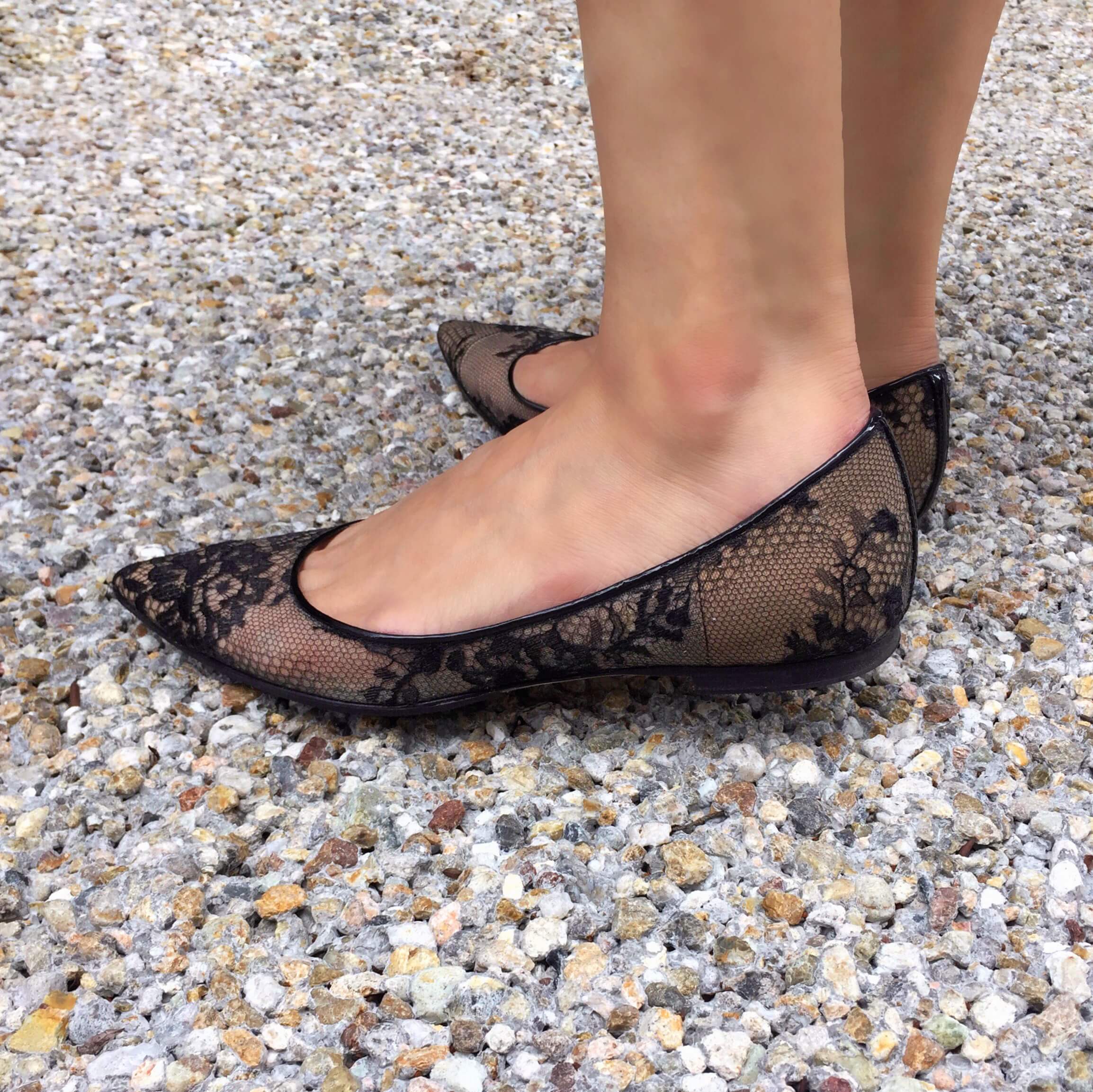 靴/JIMMY CHOO 展示会巡りなどでよく歩く日も多いため、靴はぺたんこが基本。色、素材、シルエットで、大人っぽく見えるものを選ぶようにしています。黒のレース素材、適度なポインテッドトウのこの一足は、まさに理想的