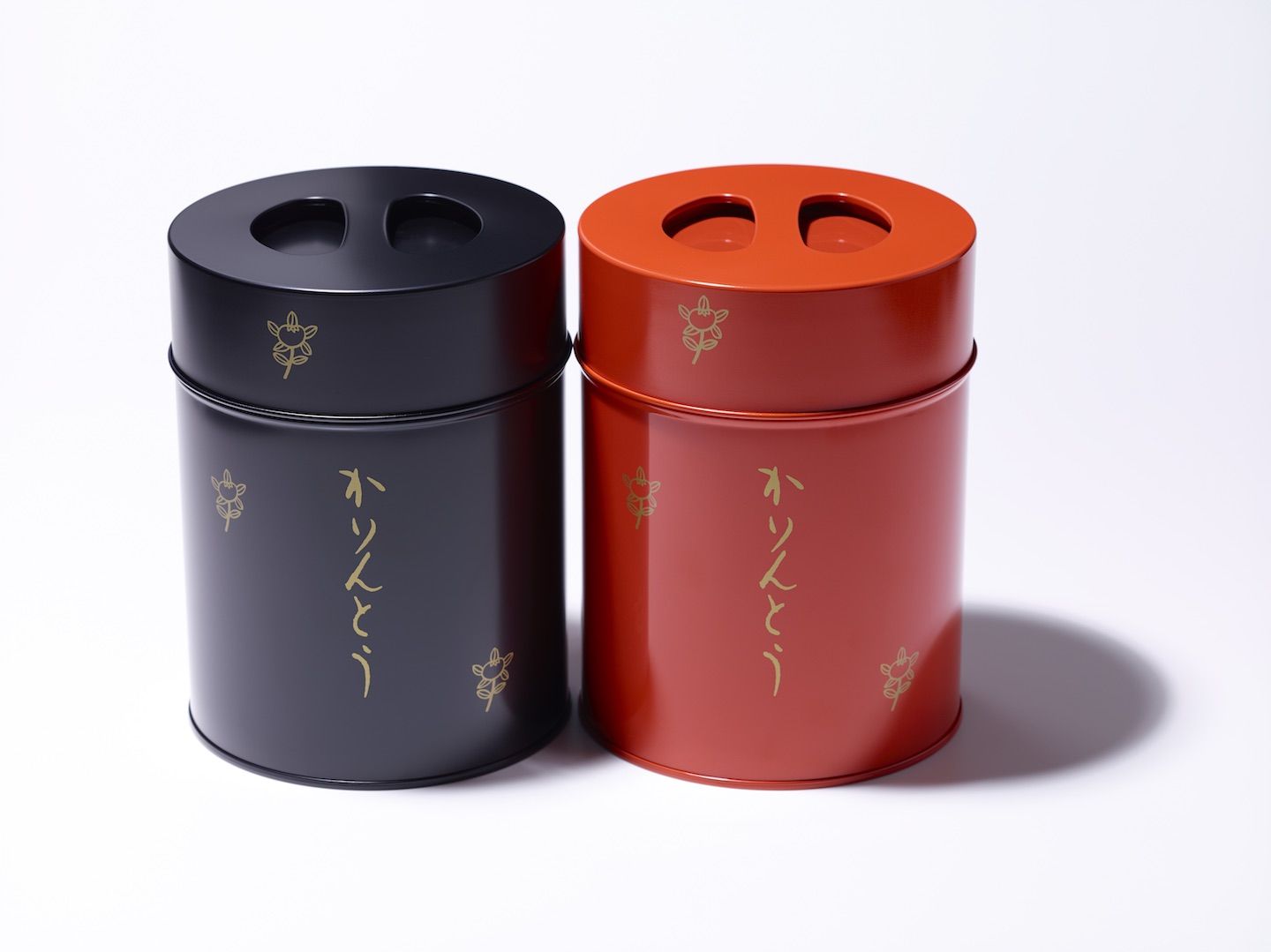 丸缶を購入する場合は、朱赤と黒のどちらかを選ぶことが可能。それぞれに「ころ」と「さえだ」を入れて2缶セットでプレゼントしても素敵