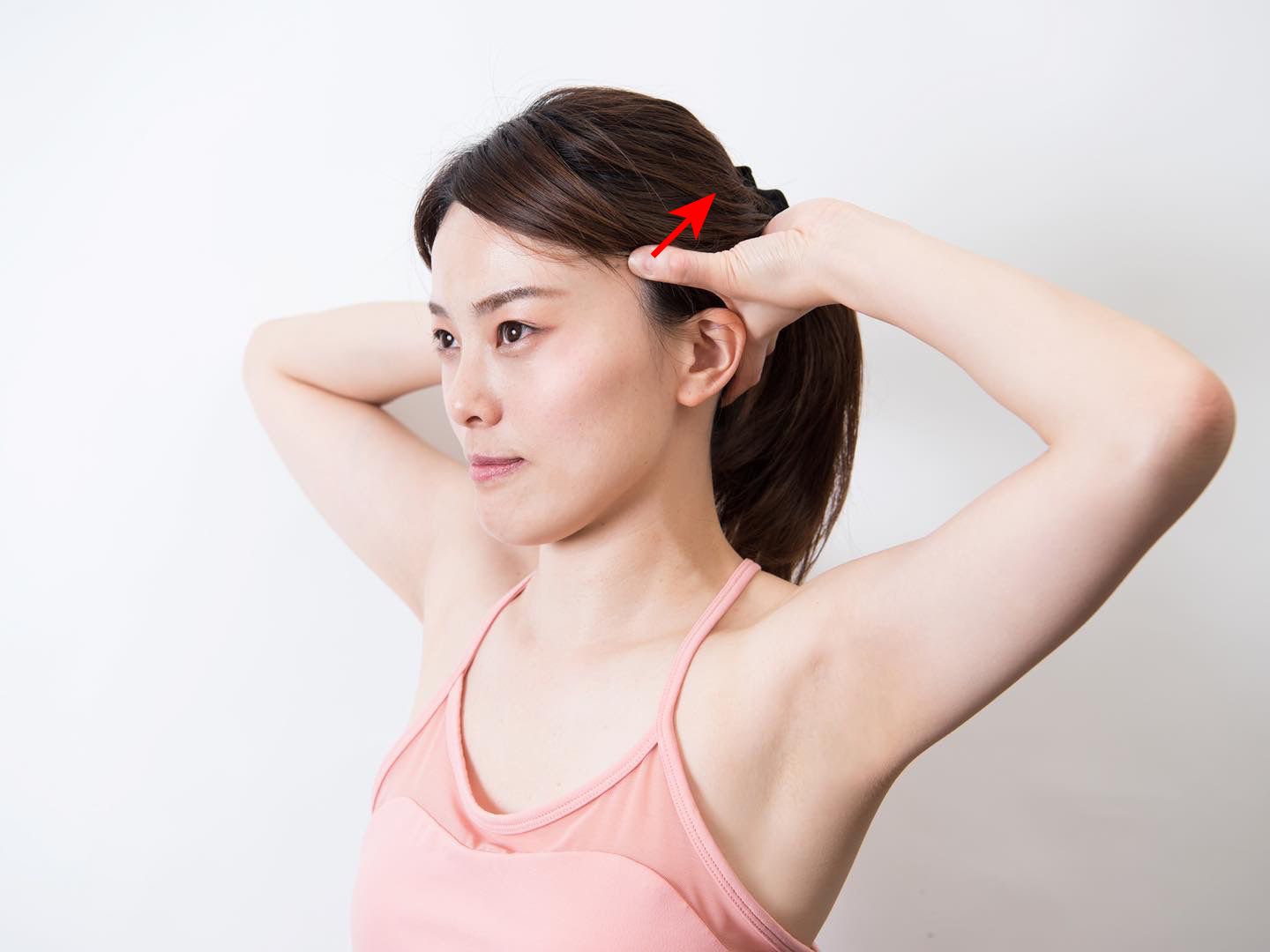 頭皮マッサージをしている女性