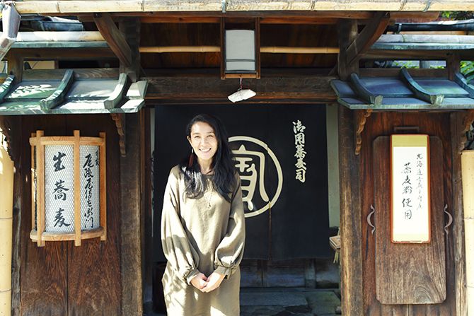 本家尾張屋の入り口に立つ16代目当主、稲岡亜里子さん