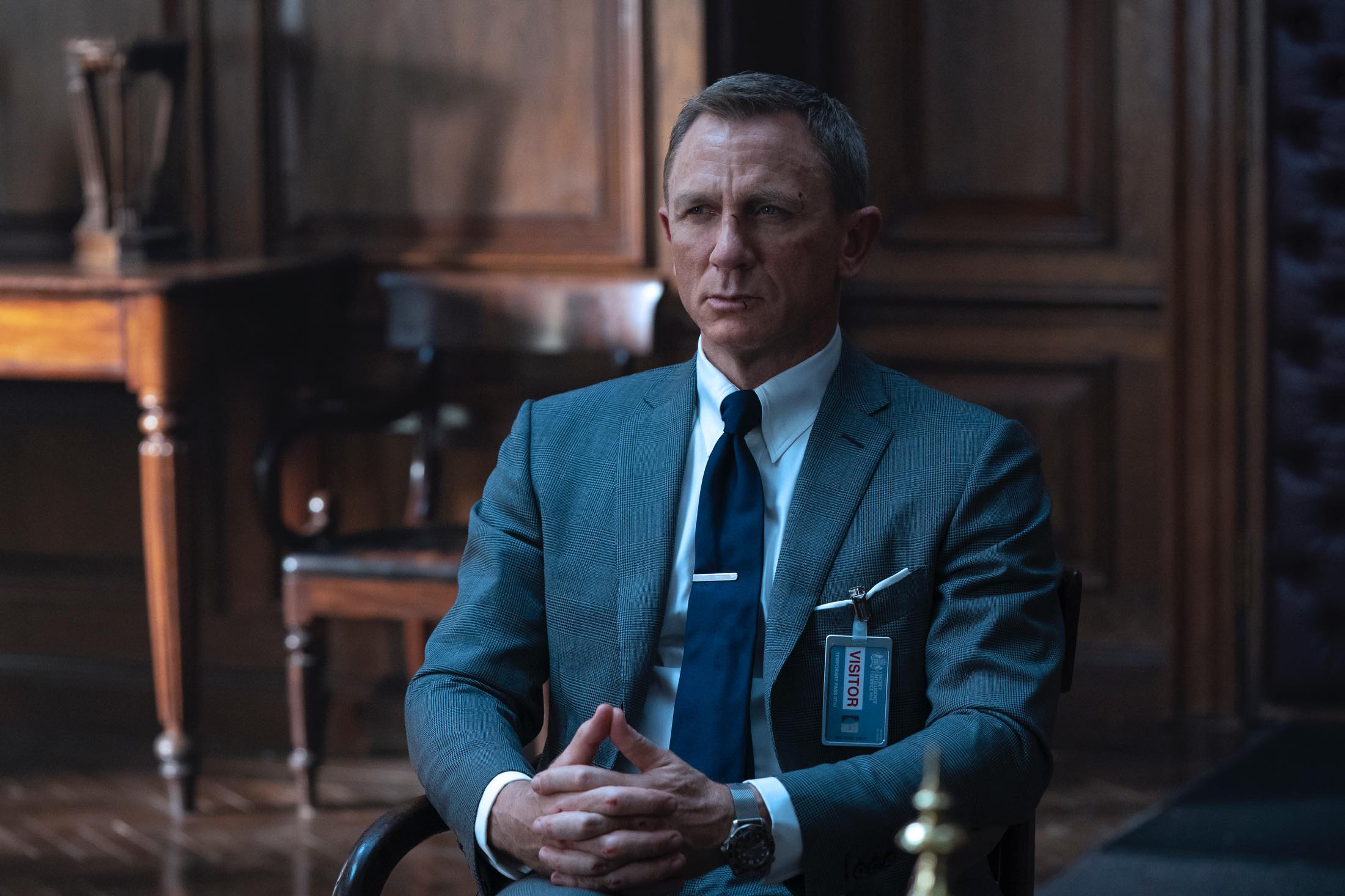 映画に登場する007の衣装はすべてトム フォードの提供。イブニングウェア、スーツ、シャツ、シルクアクセサリー、デニムなどメイド トゥ メジャーによるオーダーメイ ドのテーラードの衣装やカジュアルウェアを提供している。