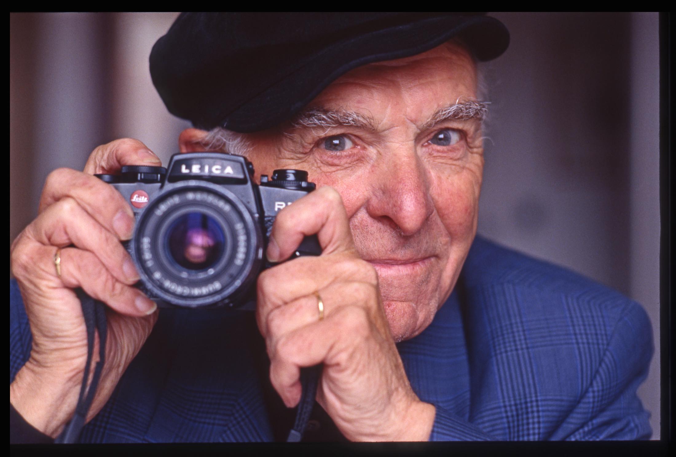 【Robert Doisneau】ロベール・ドアノー/パリを愛し、市井の人々の混沌の中に身を投じ、日常の中で起こる奇跡的な瞬間をユーモアあふれる視点でとらえたドアノー。彼がパリと同様に生涯愛し続けたカメラはライカだった。機動力に長たけた愛機なくして、その軽妙な写真は生まれなかった。写真:Gamma Rapho/アフロ