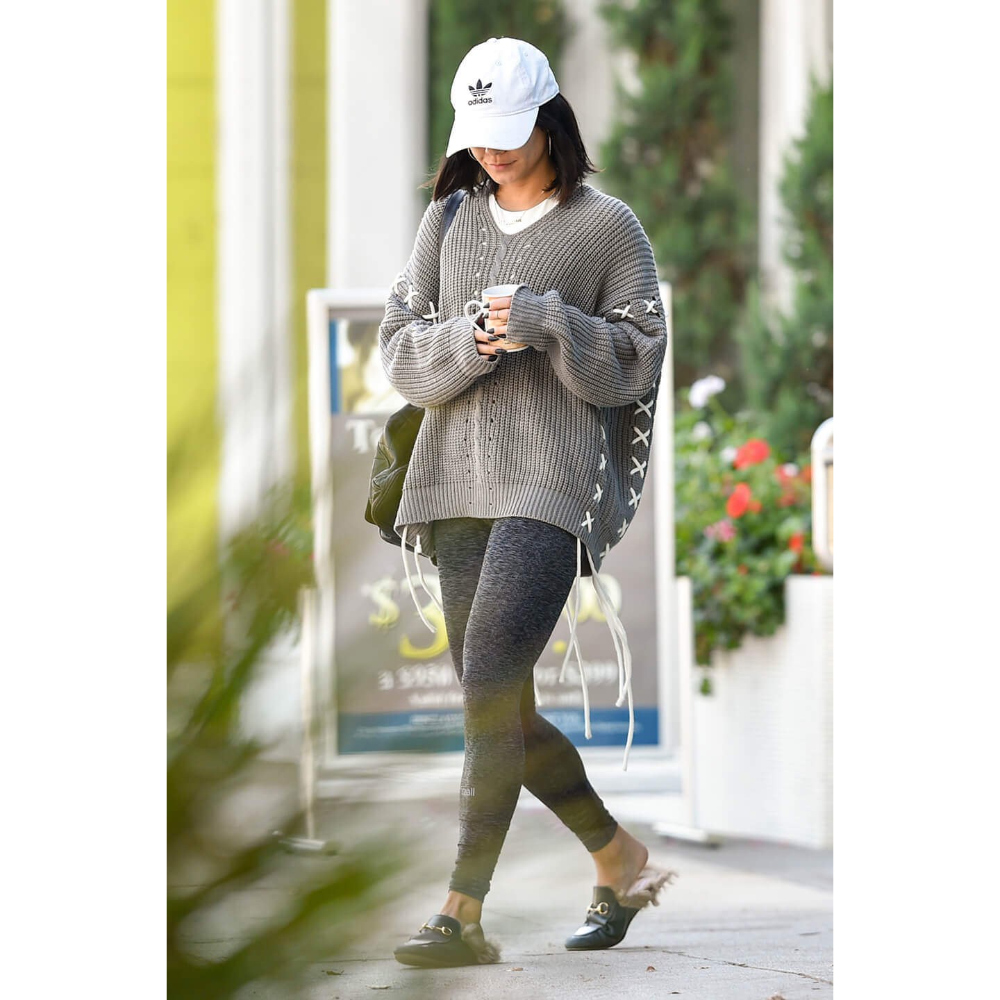 グレーのニットを着こなすVanessa Hudgens(ヴァネッサ・ハジェンズ)氏