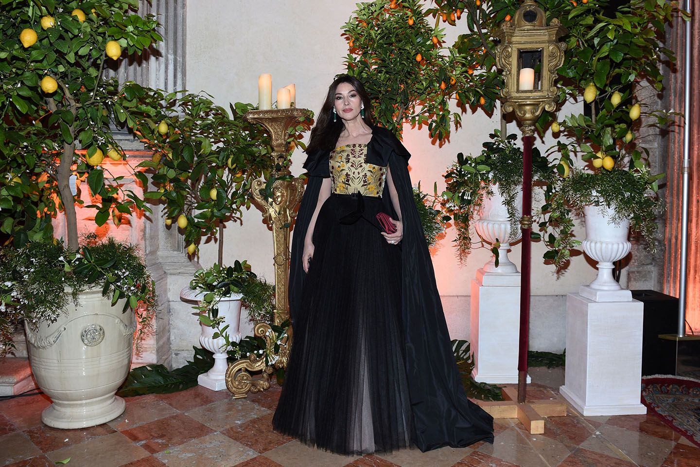 モニカ・ベルッチは、春の花のモチーフが刺しゅうされた黒のドレスで。