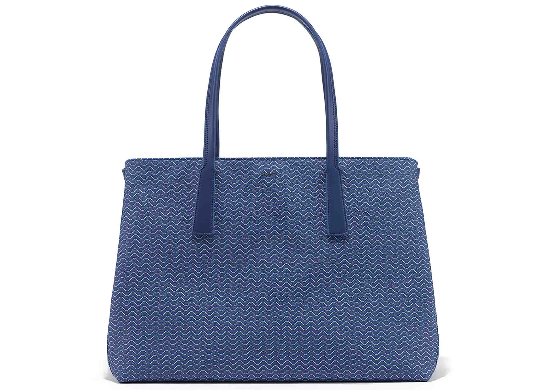 旅行気分を高めたいならマリンブルーのトートがおすすめ!【W39×H30×D15.5cm】バッグ¥83,000(アマン〈ザネラート〉)