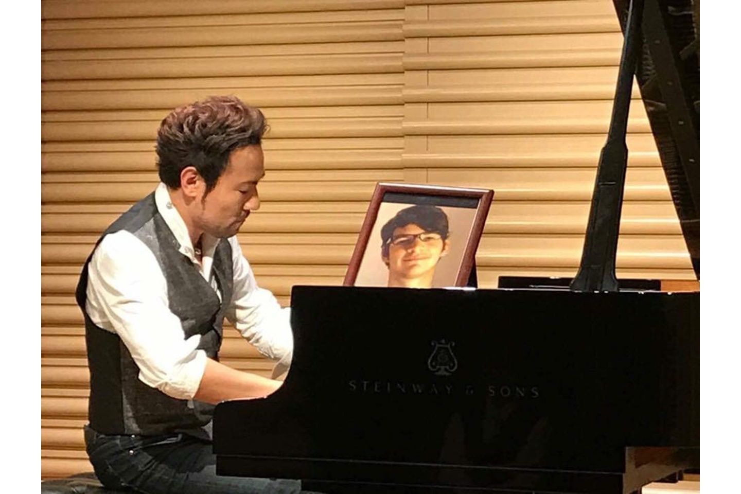 レアムくんの写真と共に演奏している様子