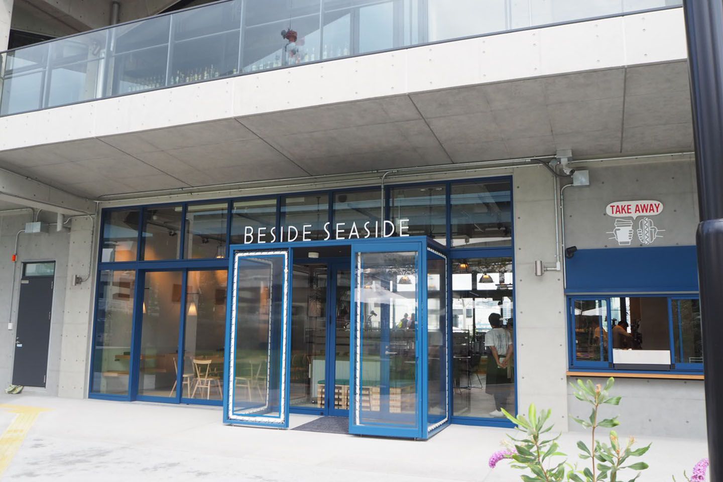 BESIDE SEASIDEのエントランス右側に、テイクアウト専用のカウンターがあります。