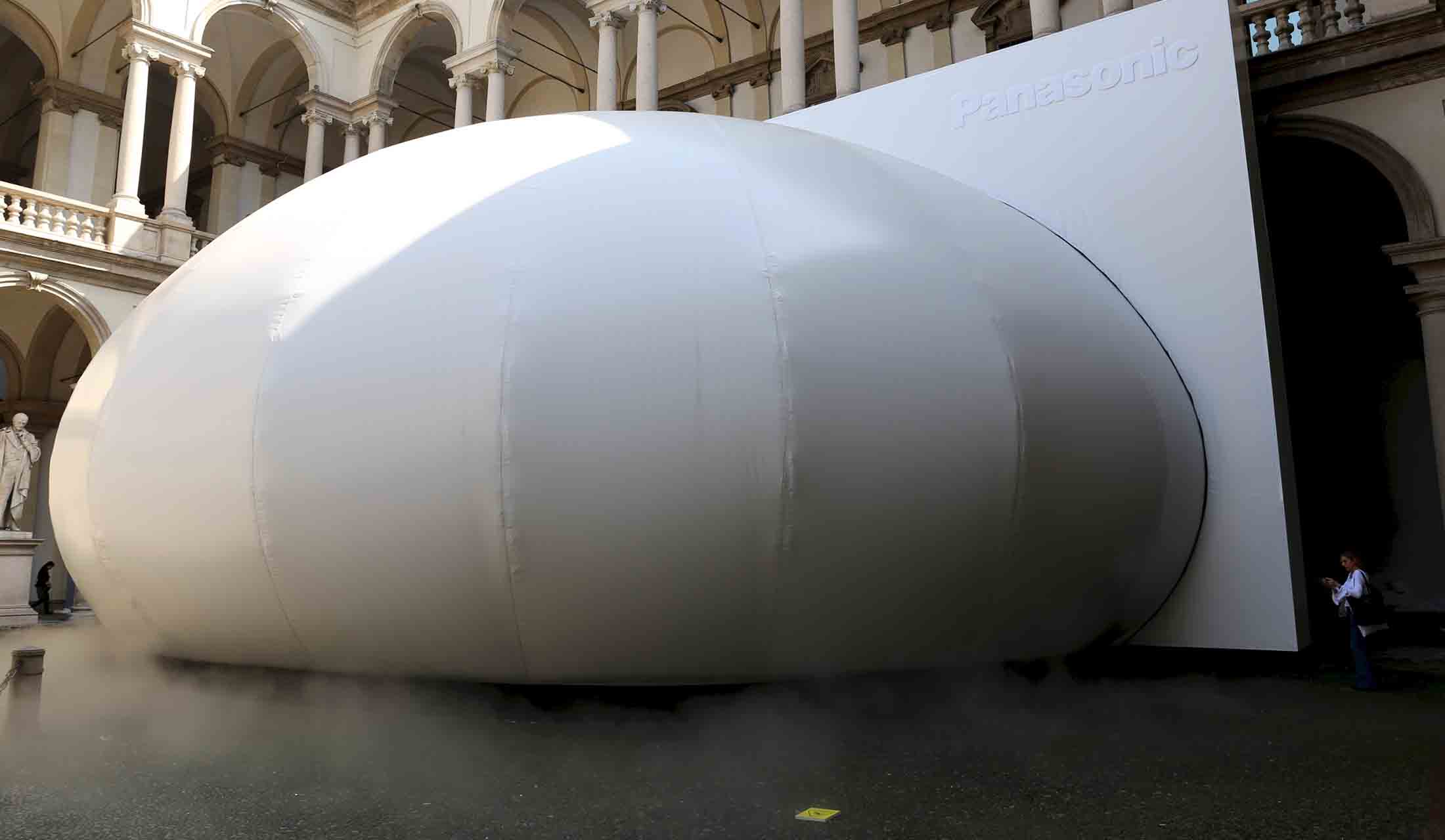 「パナソニック」の「Air Inventions」 パナソニックは同社が手がける「空調・映像・音響・照明技術」をテーマに「Air Inventions」なる巨大なエアドームをブレラ絵画館に設置。内部はミストに包まれた幻想的な空間。