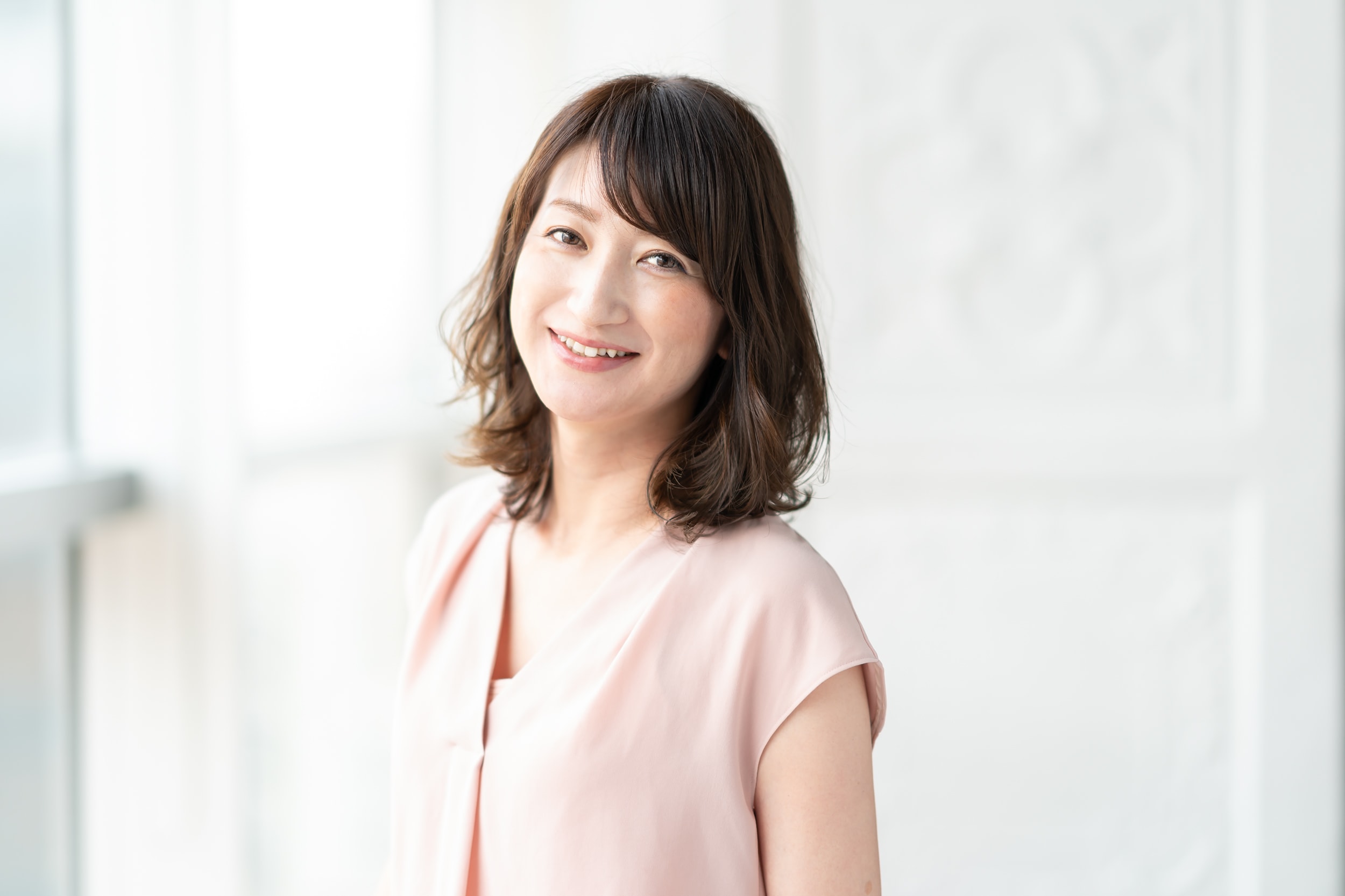 長めの前髪は、アイロンで逆サイドに巻くと割れ目が気にならない
