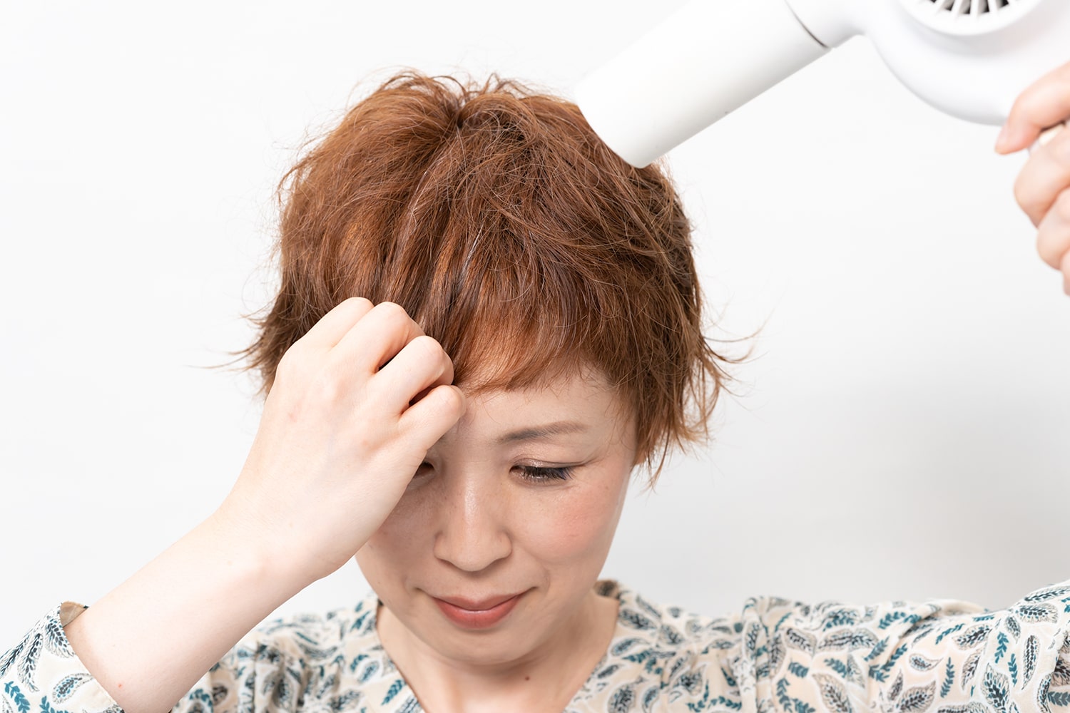 指で少し引っ張るような感じでブローを。