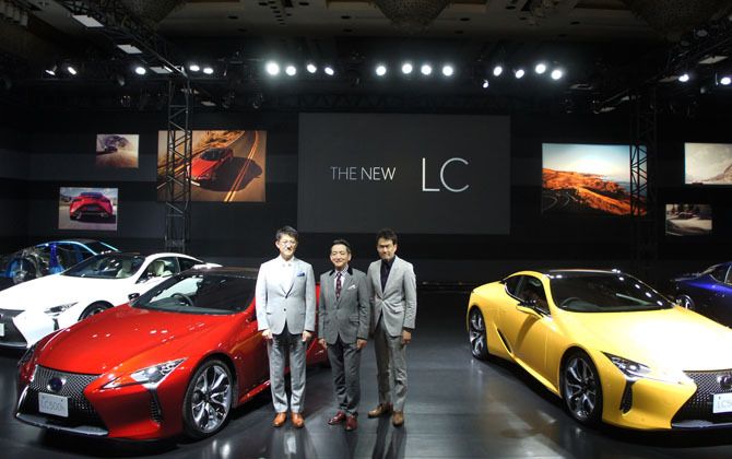 レクサスLCと3名の登壇者