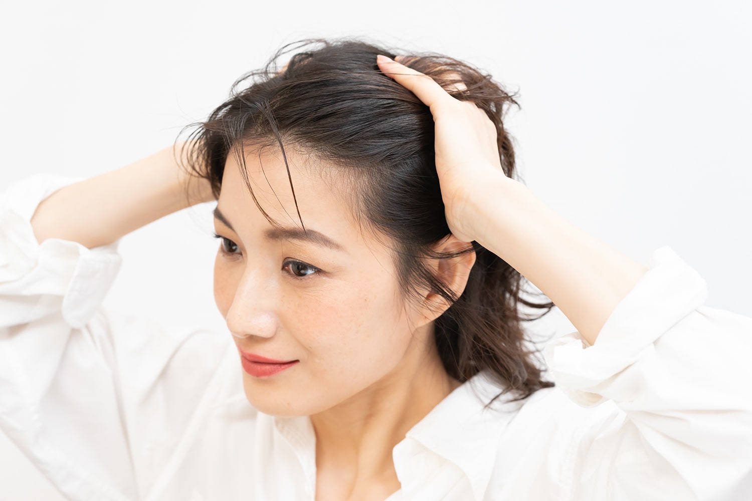 オイルは500円玉大の量を手のひらになじませて、根元から毛先まで満遍なくつける。