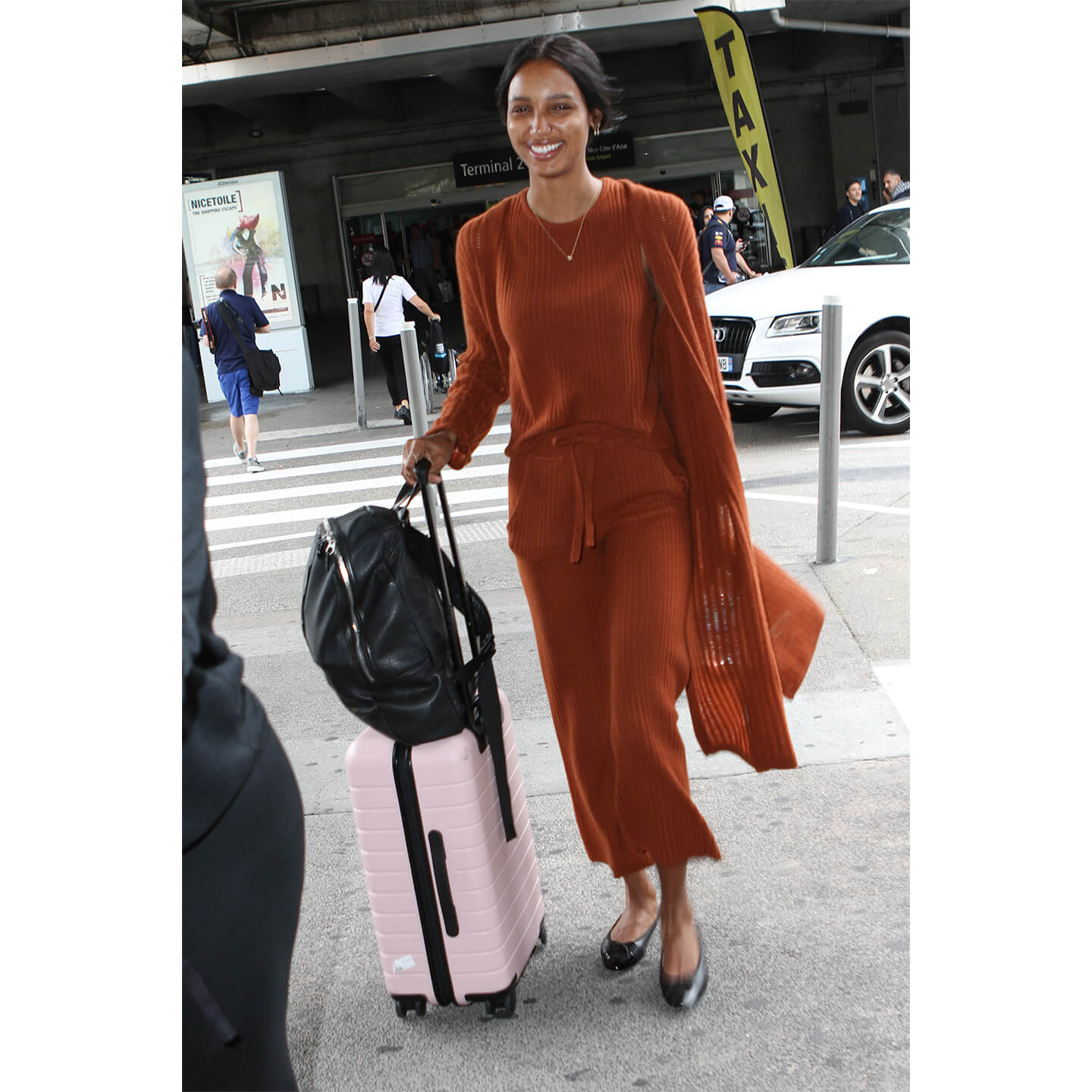 アースカラーのセットアップを着こなすJasmine Tookes(ジャスミン・トゥークス)氏