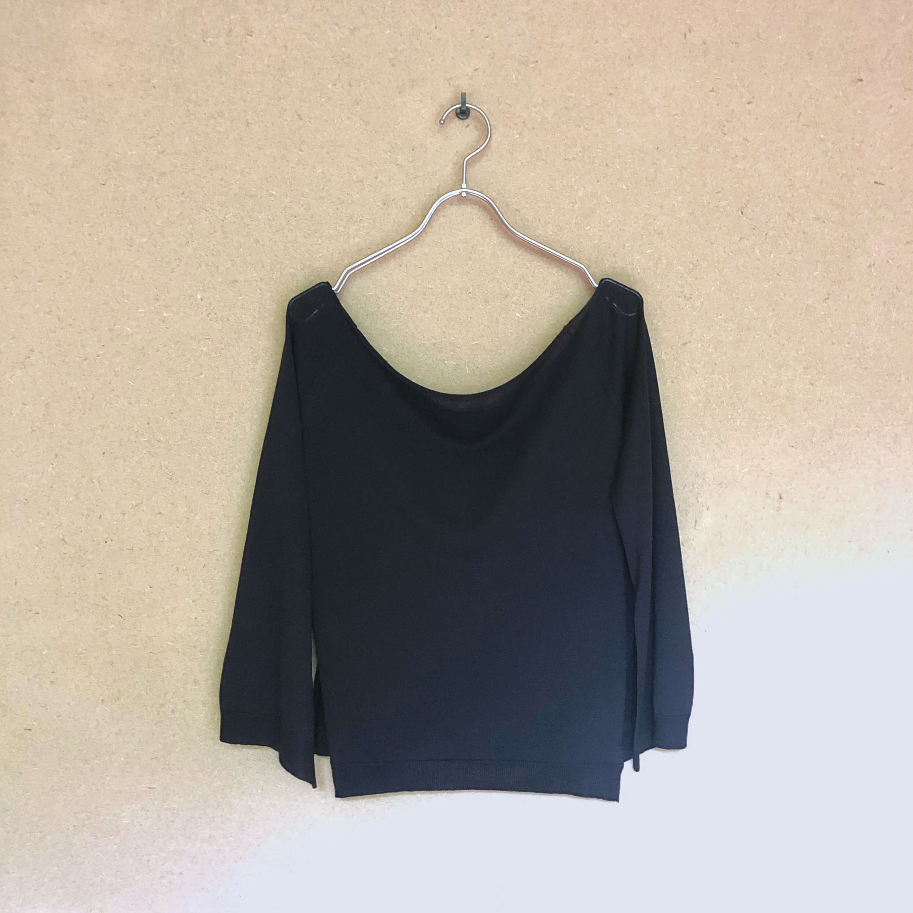 薄手のシルクニットは、蒸し暑い今の季節でも快適。今はなきセレクトショップで購入した、“KATAYONE ADELI”というブランドのもの。