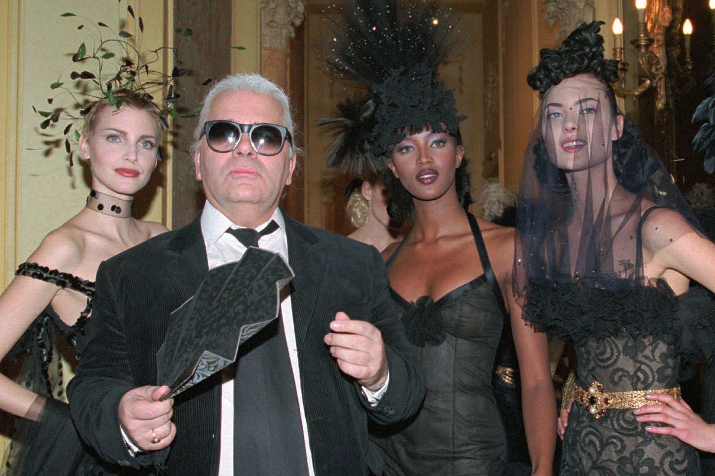 1996年 春夏 オートクチュールコレクション会場にて、モデルのNadja Auermann(ナジャ・アウアマン/左)、Naomi Campbell(ナオミ・キャンベル/中)らとともに
