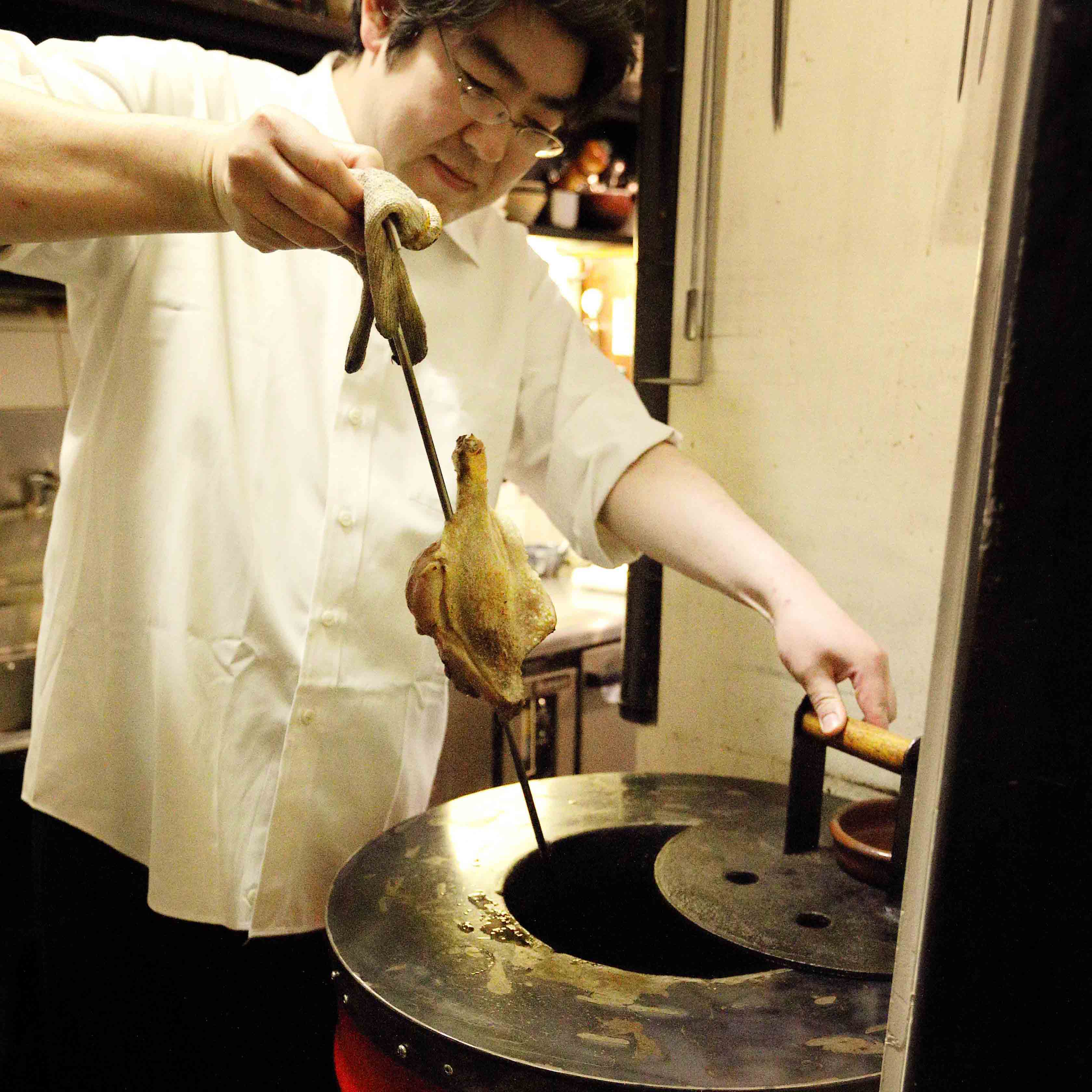開店に際して、メインの肉料理を絶対に出したいと思っていたが、厨房は限られたスペース。悩んでいたときに、行きつけのインド料理の店の厨房でタンドールを見せてもらい、これならいけると即決。開店以来、厨房の片隅で、ドラム缶サイズのタンドールが大活躍している。