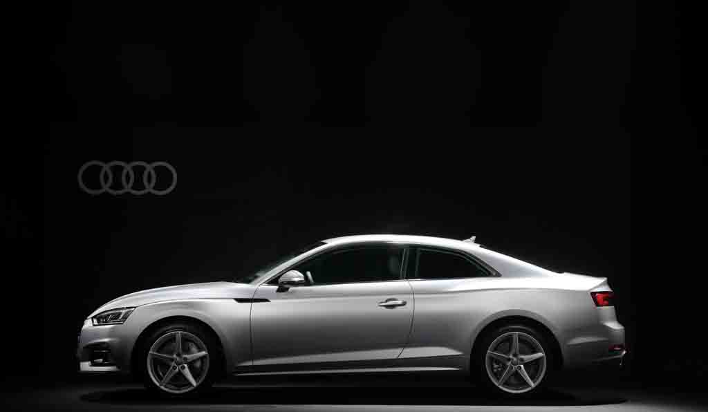 アウディには、4枚のドアを備えたオーセンティックなセダン「Audi A4」というベストセラーモデルがあります。こちらは「Audi A4」の使いやすさはそのままに、たおやかな2ドアボディでつくられた「Audi A5 Coupé」。なだらかな曲線を駆使した造形は光の加減で様々な表情を見せ、特に後ろ斜めから眺めたときの姿は絶品。ビジネスから週末のクルージングまで、あらゆるシーンで上品な“気”をまとえる、リッチなモデルです。¥¥6,327,273(税抜)