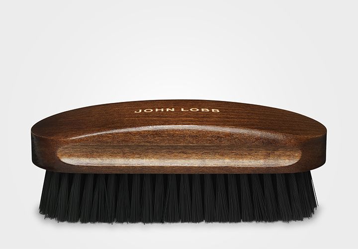 Suede Brush ¥7,128。メタルやナイロンの毛で作られた、スエードのお手入れ用ブラシ。持ち手は手になじみやすいブナ素材です。