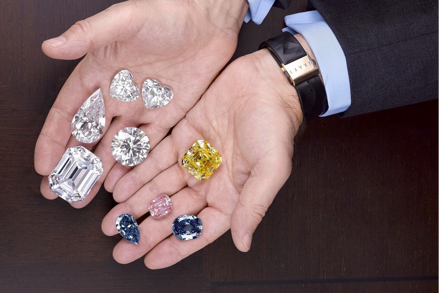 創業者ローレンス・グラフの手の上にのせられた歴史的ダイヤモンドコレクション