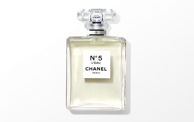 シャネル N°5 ロー オードゥ トワレット 30ml ¥9,000、50ml ¥12,000、100ml ¥17,000(すべて税抜)