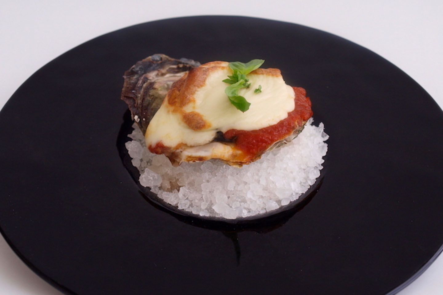 「岩牡蠣とモッツァレラチーズ、トマトソースのオーブン焼き」¥790(税抜)