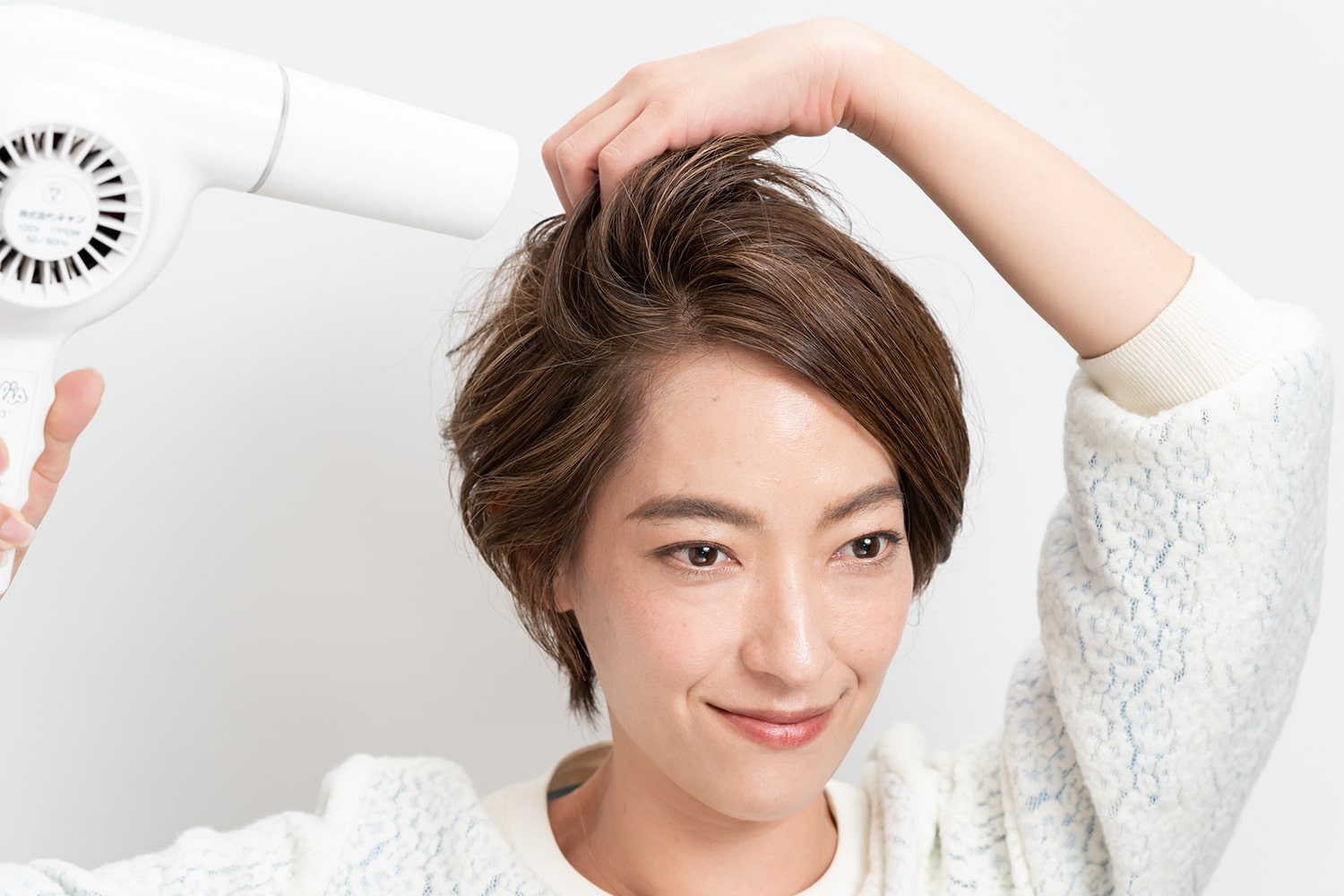 毛束の根元を立ち上げるようにドライヤーをあてるのがポイント。