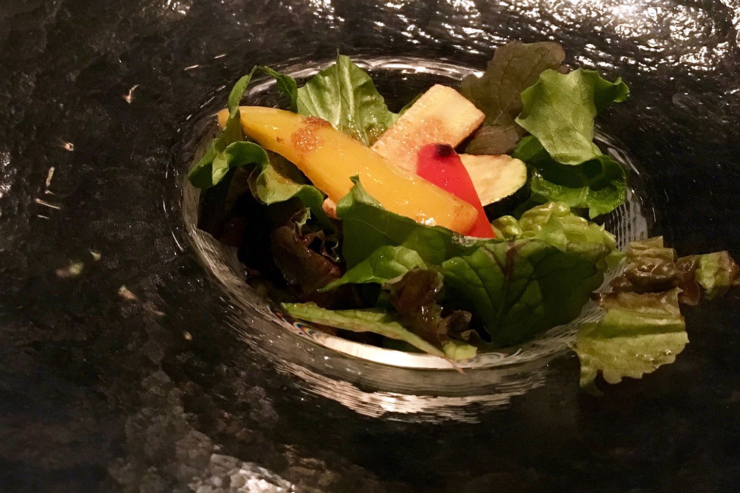 焼き野菜にはジューシーさを感じるまでのパプリカや博多ナスなど、旬の肉厚な野菜をガラスの器で美しく粧って。
