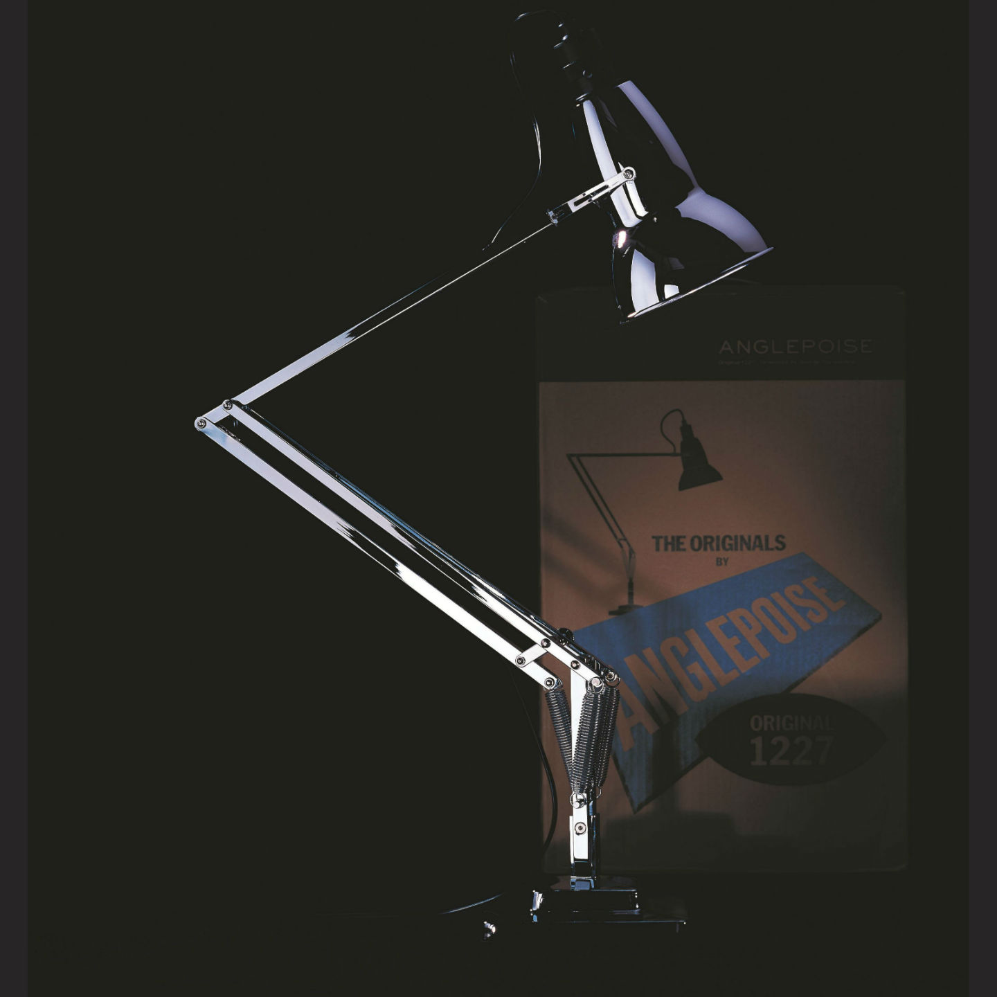 1935年に誕生した「アングルポイズ」のデスクランプ『Anglepoise227』の復刻版がこちら! 3本のスプリングとアームによって自由自在に角度が変えられるシンプルな構造は、現在のスプリング式シェードランプのベースにもなっている。クローム仕上げの『オリジナル1227』※参考商品