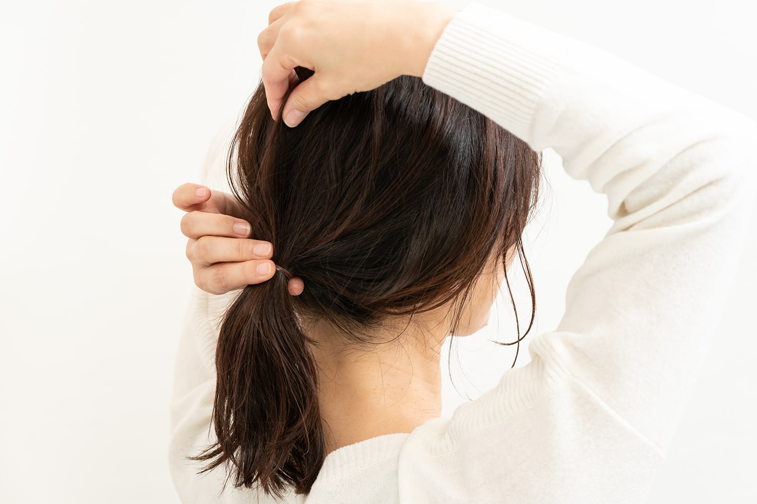 後頭部から7~8か所を目安に、毛束をひとつまみずつ引き出す。