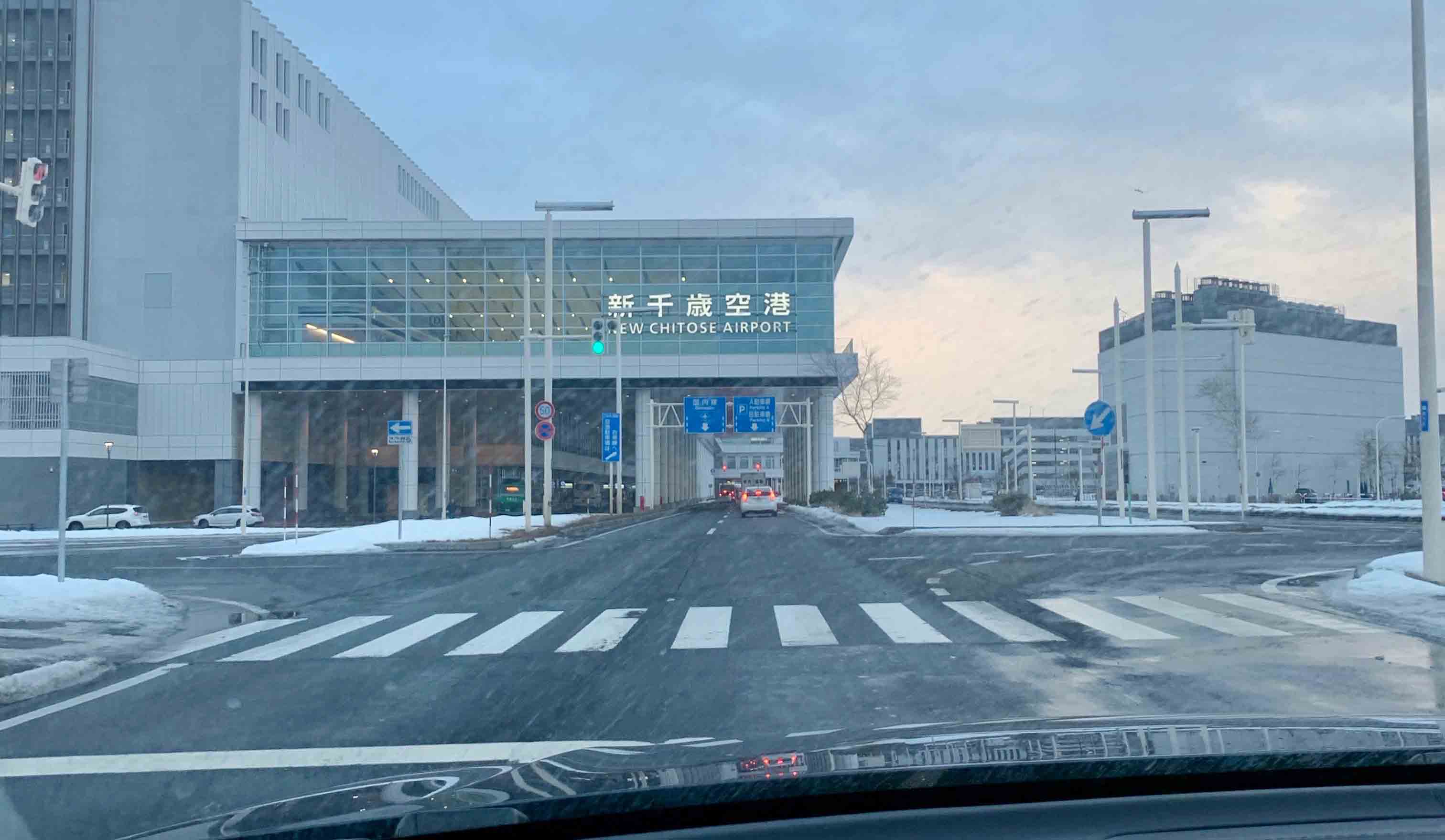 日没前に新千歳空港に到着し、1日走り尽くしたドライブデートが平穏無事に幕を閉じた。